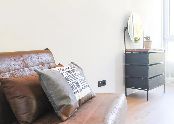 New York - Fuer Freunde & Familien, Stadtnah, Parkplatz, E-ladestation, Gitterbox Fuer Fahrraeder, Fitnessstudio, Digitale Gaestemappe Mit Restaurant- Und Unternehmenstipps Coblença